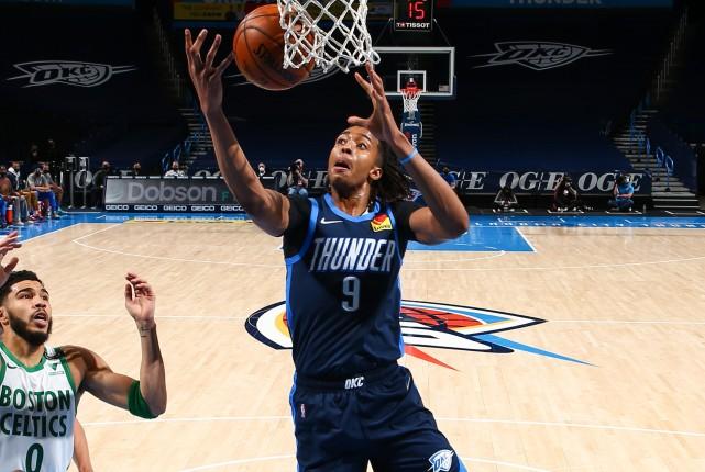 轰21+23平纪录！21岁中锋模板竟是麦基，火箭两年前为何放弃他？