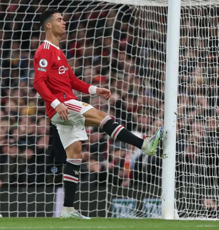 C罗不满桑乔不传球怒踹门柱！曼联不和？妖星否认英格兰帮孤立C罗