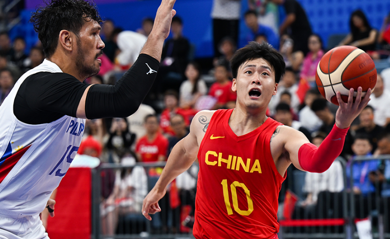 中国男篮无缘决赛：最后3分钟0分惨遭逆转 姚明脸色铁青赵睿苦笑