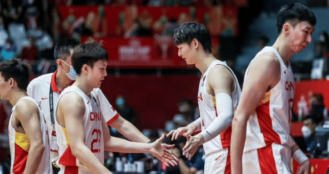 中国男篮欧洲拉练热身，12分溃败+被迫取消，两场全程保密