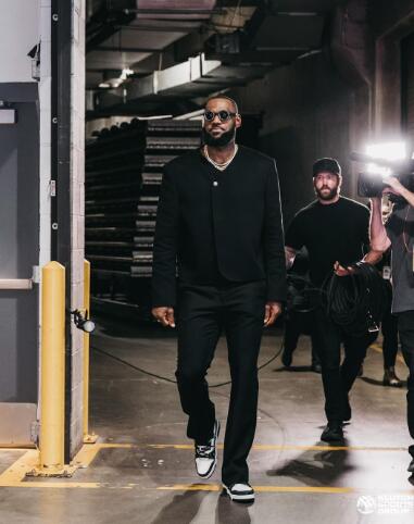 八村垒戴面具复出！湖人战太阳首发出炉 詹皇霸气入场杜兰特粉帽抢镜