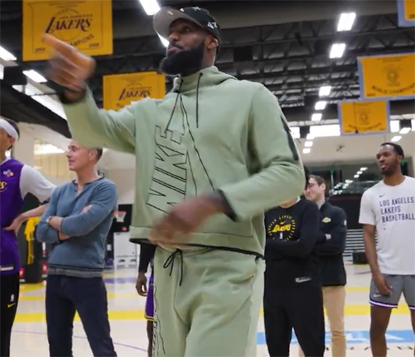 40岁生日快乐！湖人众星为詹皇庆生，詹姆斯计划终老湖人，或迎40岁后首战