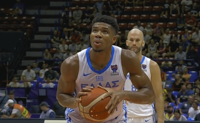 4连胜锁定小组第1！字母哥41分降维打击，18投13中+罚球18中15