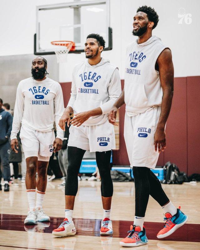 哈登首秀成焦点！回顾费城7大球星首秀：张伯伦22+29+12最疯狂