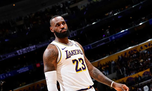 湖人 “湖三崩” 问题受关注，詹姆斯指出球队毛病，防守效率倒数冲冠难