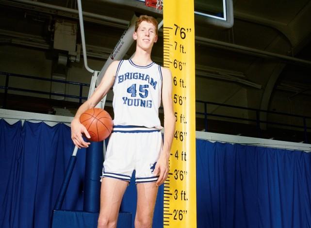 悲剧！2米29巨人因车祸导致瘫痪，曾与姚明同场竞技遭麦蒂骑扣