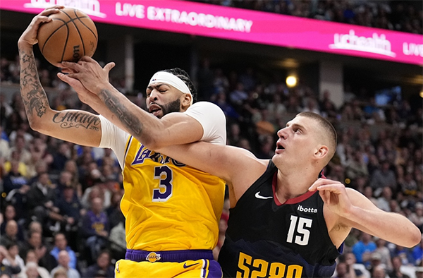 詹皇扛着波普得分，极限 2+1太蛮横，躺地上握拳庆祝引发热议