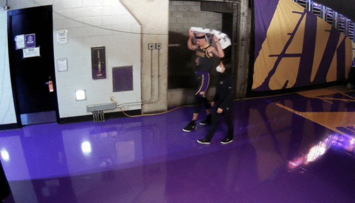 湖人又伤一人！卡鲁索脑袋砸地返回更衣室，谁留意到詹皇反应？示意先别打了