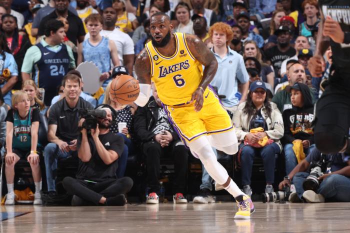 湖人输球浓眉面露微笑！詹姆斯一脸沮丧 28+12遭遇三大里程悲