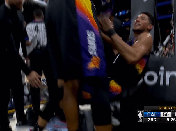 布克遭恶犯撞飞！太阳单节33-14打爆独行侠，布克打得对手输急眼