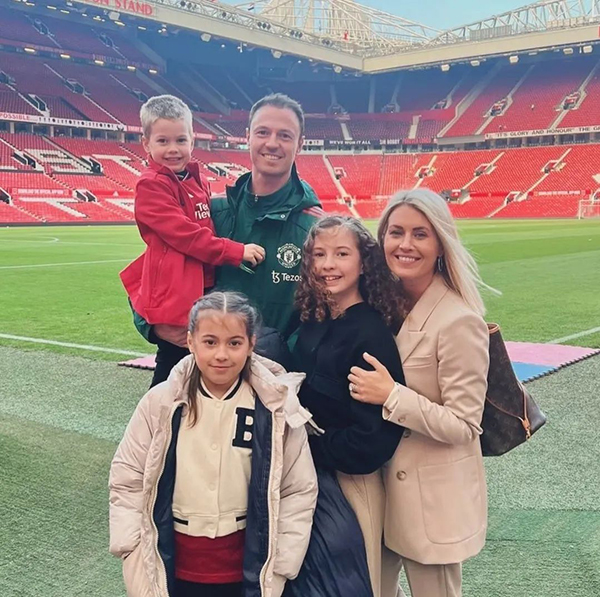 曼联35岁老将成定海神针，暴露滕哈格尴尬处境！花4亿仍难打传控