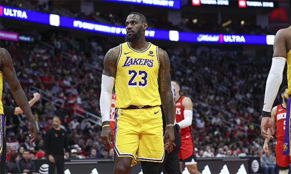 湖人半场落后11分！浓眉伤停詹姆斯8+5+4太累 穆雷12+7完胜拉塞尔