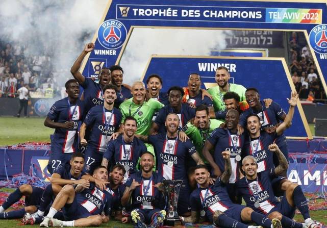 前皇马巴萨队长夺冠后勾肩搭背！梅西占C位，与拉莫斯赤膊秀肌肉