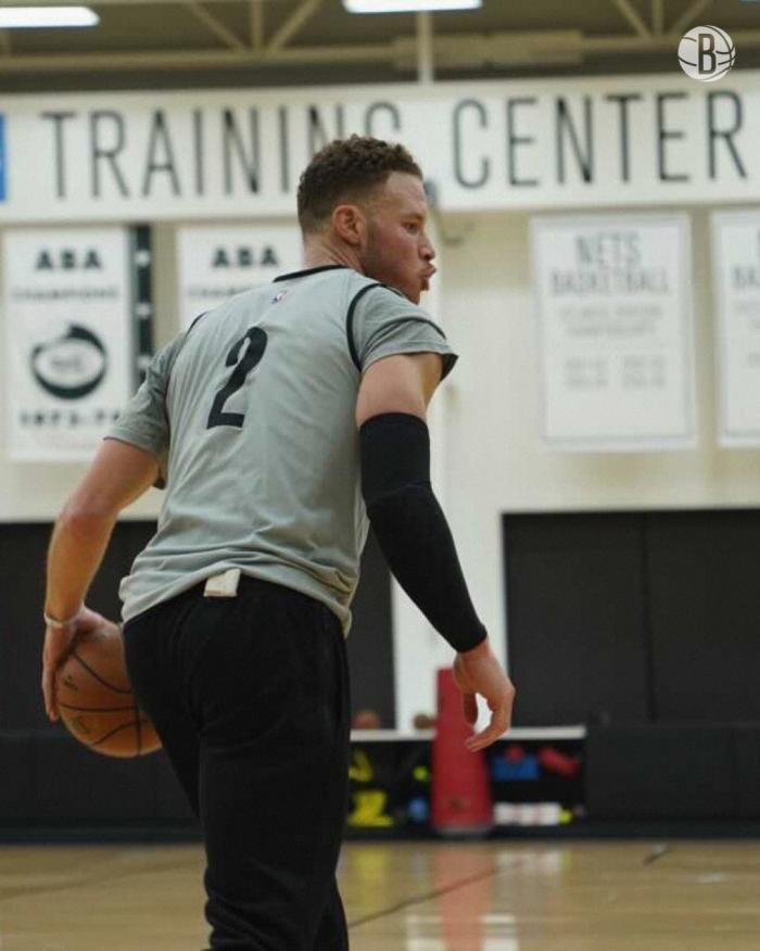 格里芬正式穿篮网2号亮相，合练中哈登浑身湿透，直言杜兰特是最大招募者