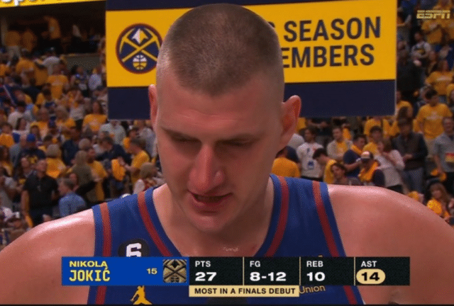 不笑了！黑马创77年耻辱纪录，巴特勒不停摇头，脸色铁青绝望离场