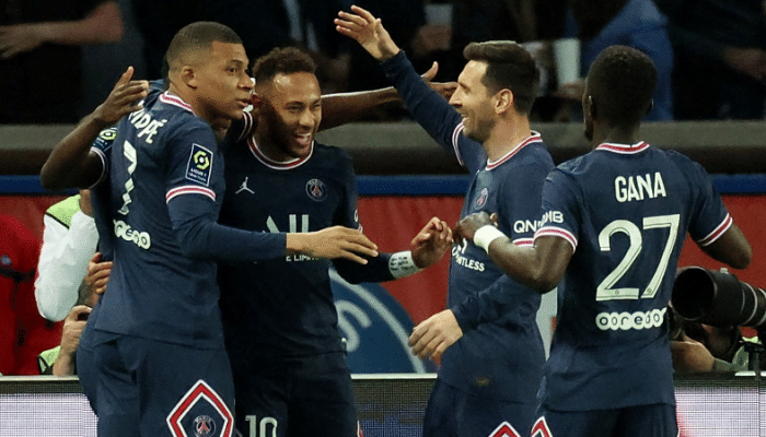 冲击力十足！大巴黎双喜临门，王子公园惊艳：主场屏幕太炫了