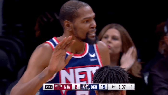 杜兰特连中4球宣布死神归来，招牌杀招太狠，最后7秒上场要球遭无视