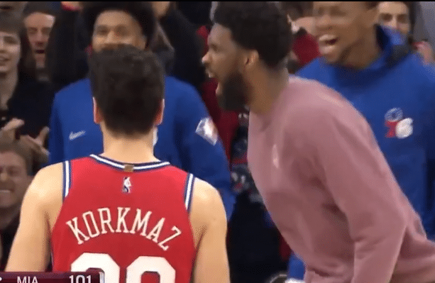 爆冷！残阵费城掀翻东部第1，新星轰28分，大帝怒吼现场沸腾