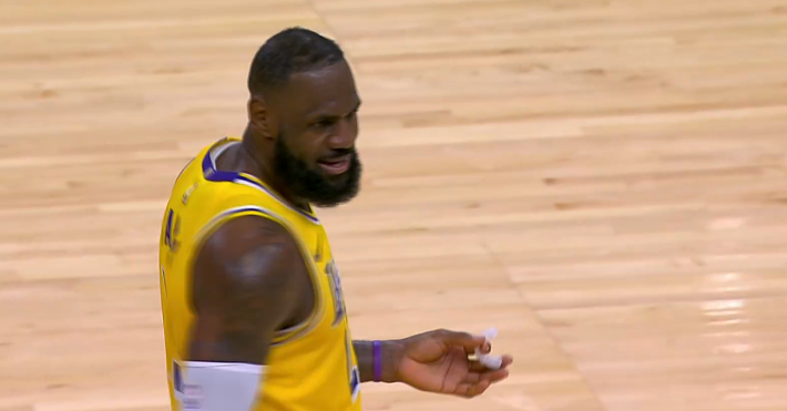 字母哥轰20+7提前下班，追帽詹姆斯并多次暴扣，老詹抱怨裁判吃T