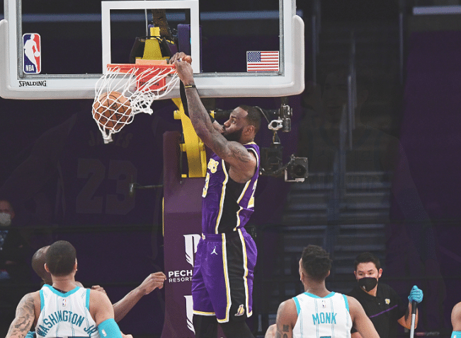 17中4！詹姆斯这股潮水褪去，才发现湖人好多人都在裸泳