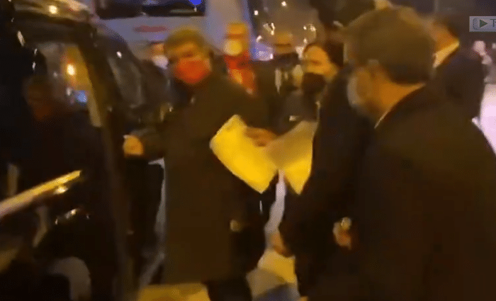 世体：巴萨主席与球迷吵架，怒喷对方狗娘养的