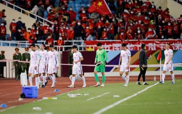 不怪男足输，名记称输球怪没有一流条件，国脚留洋镀金被戳穿打脸