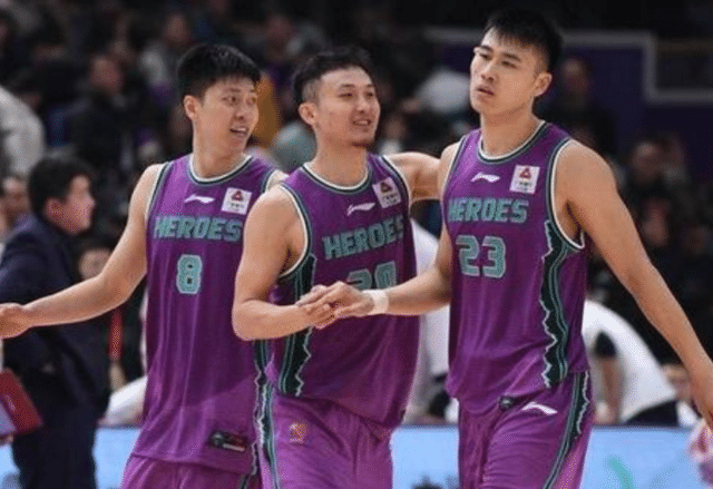 剩1.6秒输三分，为何许钟豪还往篮下冲？赵岩昊的质问或许没道理