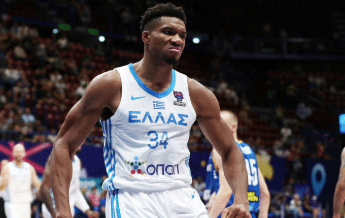 单节7中6飙15分！字母哥太残暴，超远滑翔单臂劈扣点燃全场