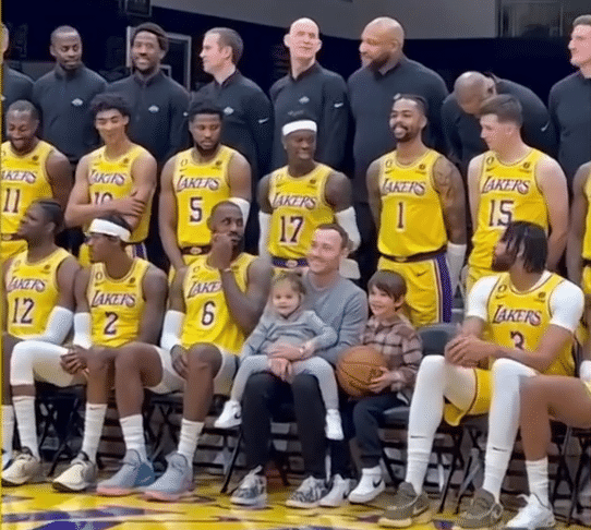 湖人全队大合影出炉：詹皇C位领衔施罗德开怀大笑 浓眉强颜欢笑
