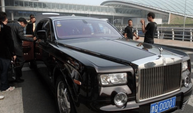 前中超老板的豪车被拍卖！折价数倍后超400万成交，车牌太抢眼