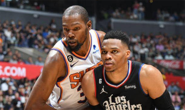 杜兰特因伤缺战快船！哈登小卡率队出征十分严肃：全员健康冲击4连胜