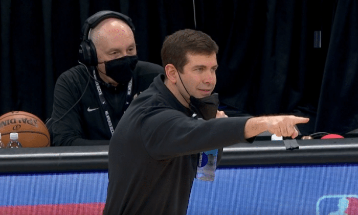 领先25分险遭逆转！雄鹿2分险胜绿军，斯玛特13中3+连失关键球