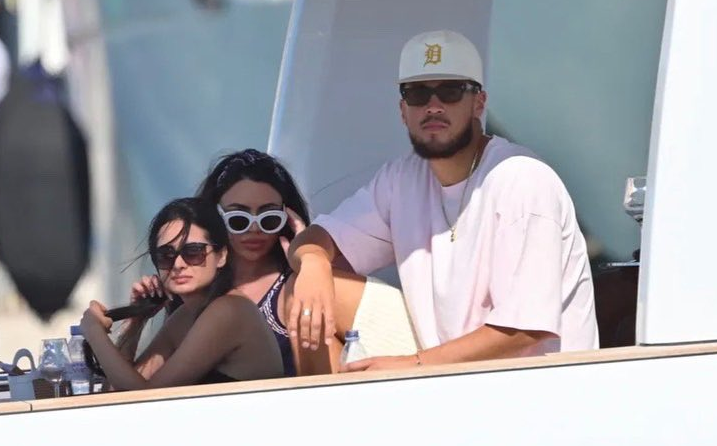 布克现身游艇派对曝光：被拍到与多名美女同框 跳船游回岸边咧嘴大笑