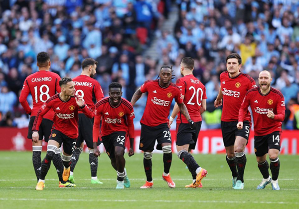 曼联1亿水货成最大败笔！登场后球队连丢3球，赛后抚耳挑衅对手遭狂喷