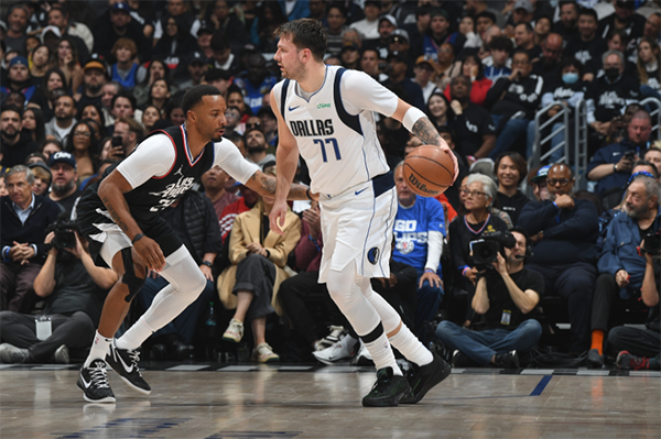 东契奇全场仅歇136秒，比肩乔丹狂刷纪录！