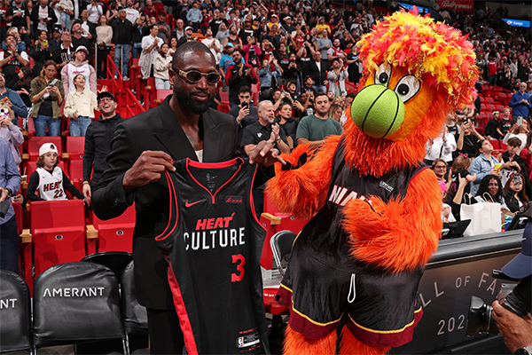 41岁韦德激动落泪！热火官宣将为其立雕像 一大细节曝光高达2米3