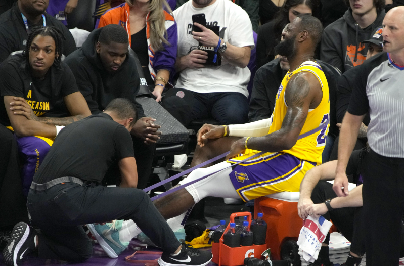湖人官宣詹姆斯因伤休战！小腿受伤赛季首次伤停：一瘸一拐离开球馆