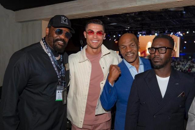 C罗未祝贺曼联夺冠！携迷你罗观看拳击赛，与拳王泰森搂肩亲切合影