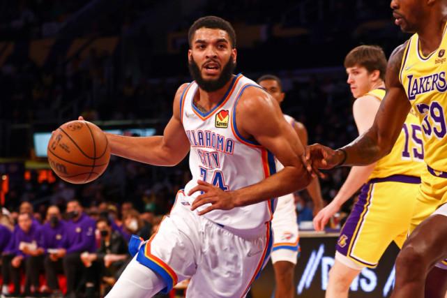 美媒建议湖人追26岁前锋！两个次轮换他？能防多个位置减压三巨头