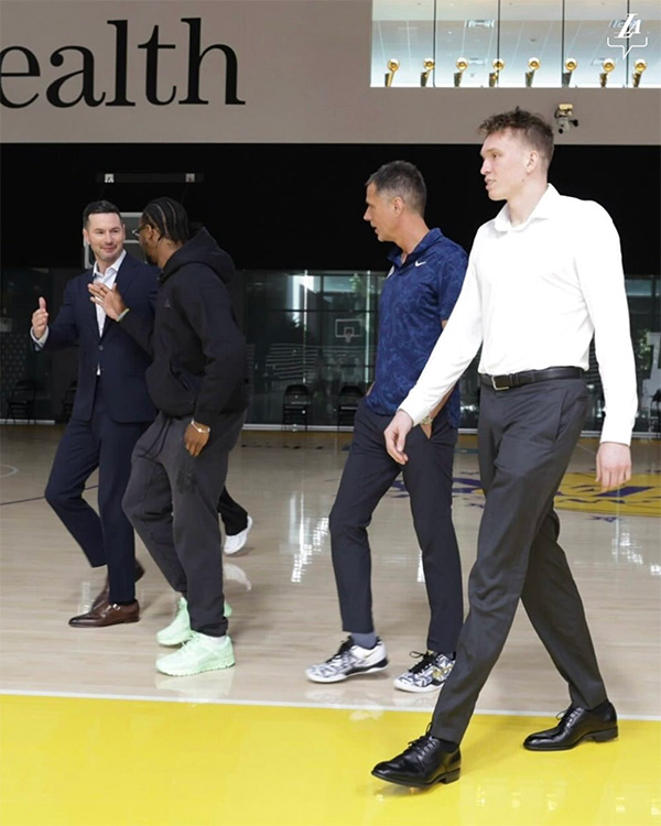 湖人两大新秀登场 布朗尼获多年保障合同