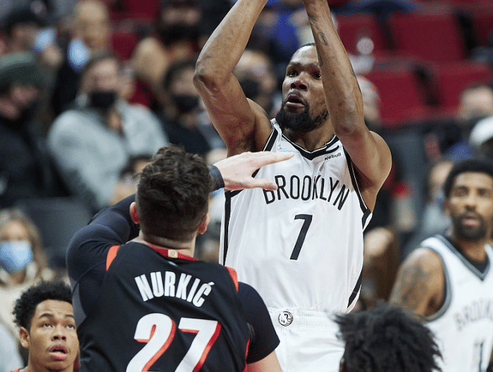 杜兰特鼻子两次被打，连续3场未破30分！苦战41分钟末节仅4分