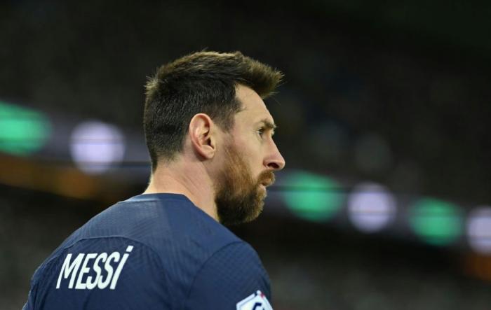 霸气！小球迷高举阿根廷10号球衣回击漫天嘘声，内马尔1举动暖哭