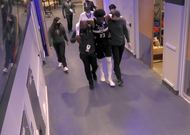 马修斯伤后一瘸一拐却没人喊暂停，返回替补席途中痛苦倒地被搀扶退赛