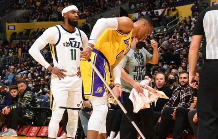 威少炸裂隔扣DPOY！怒吼点燃全场，詹皇上前撞胸祝贺，差点脱手了