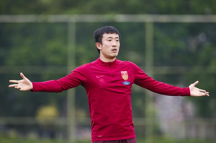 舍家卫国！深圳队赞扬姜至鹏主动请缨，最后版图也在非洲踢预选赛