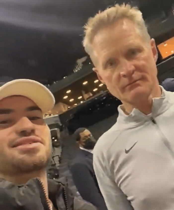 球迷问乔丹库里谁更强，科尔慌了：一脸懵！你要把视频发到推特上？