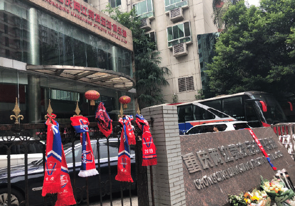 重庆队解散，球迷暖心，前投资人探访落泪，门将哭着离开