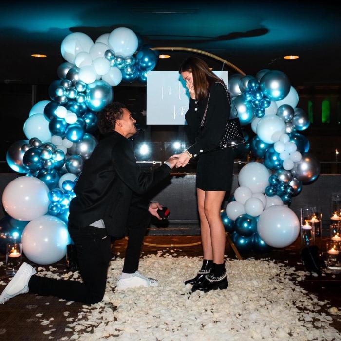 特雷-杨宣布求婚成功，单膝跪地掏出钻戒，他女友快被感动哭了