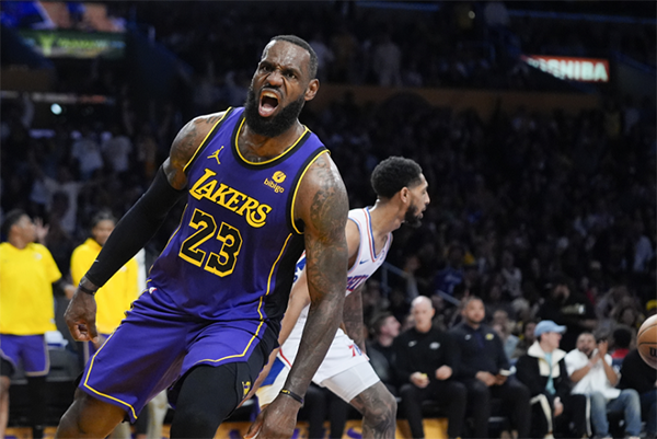 詹姆斯大爆发复仇76人：暴力扣篮引领末节翻盘