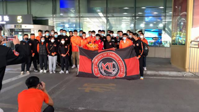 泰山球迷机场接机鼓掌高呼，欢迎蒿俊闵重返山东